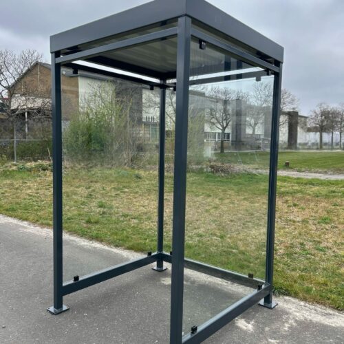 Automaat- rookoverkapping model Myla 6 Wanden van gehard ESG veiligheidsglas 8mm. Duurzaam en fraai om te zien. Afmetingen 1.5 x 1.5m.